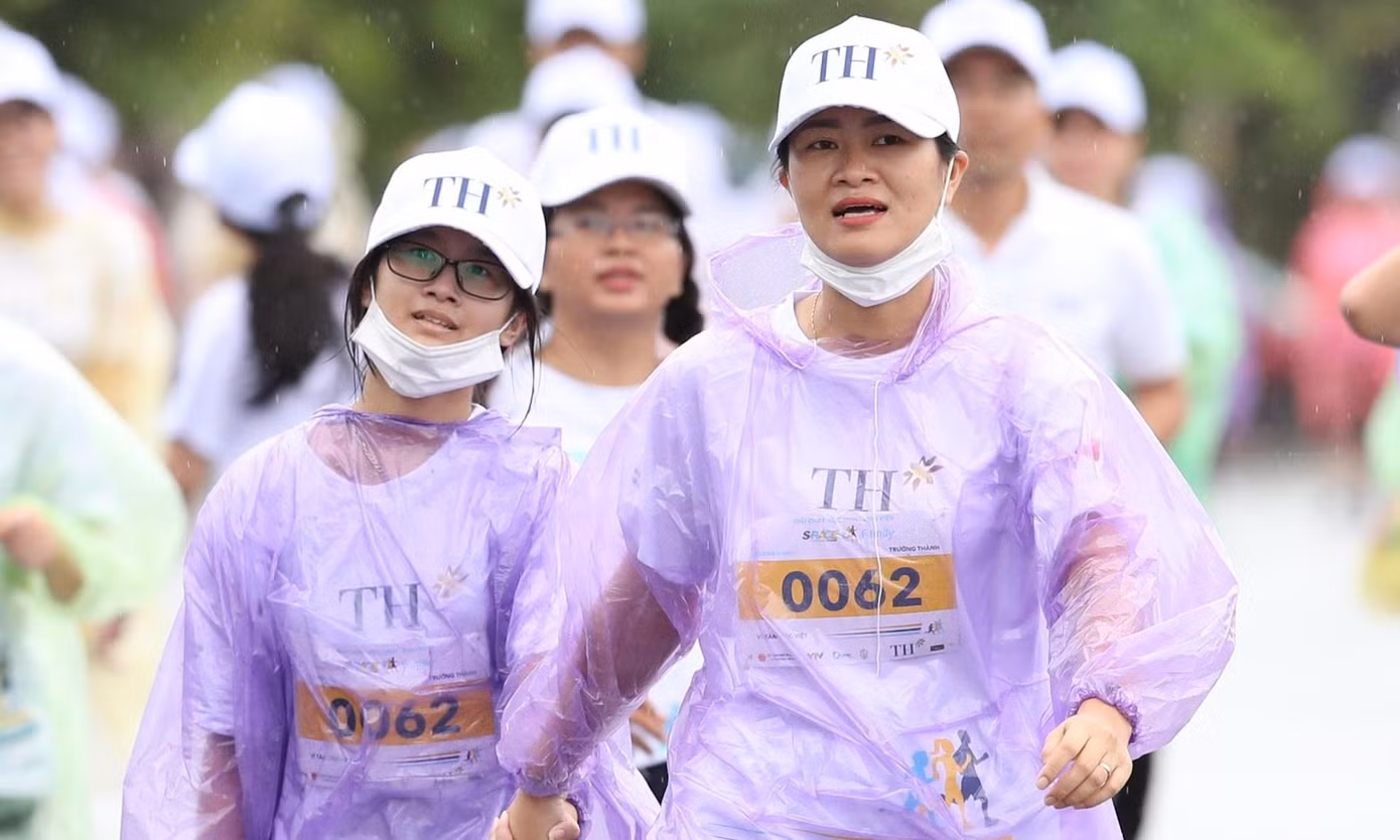 Dù trời mưa nhưng các runner nhí và bố mẹ vẫn thể hiện quyết tâm chinh phục “vạch đích”