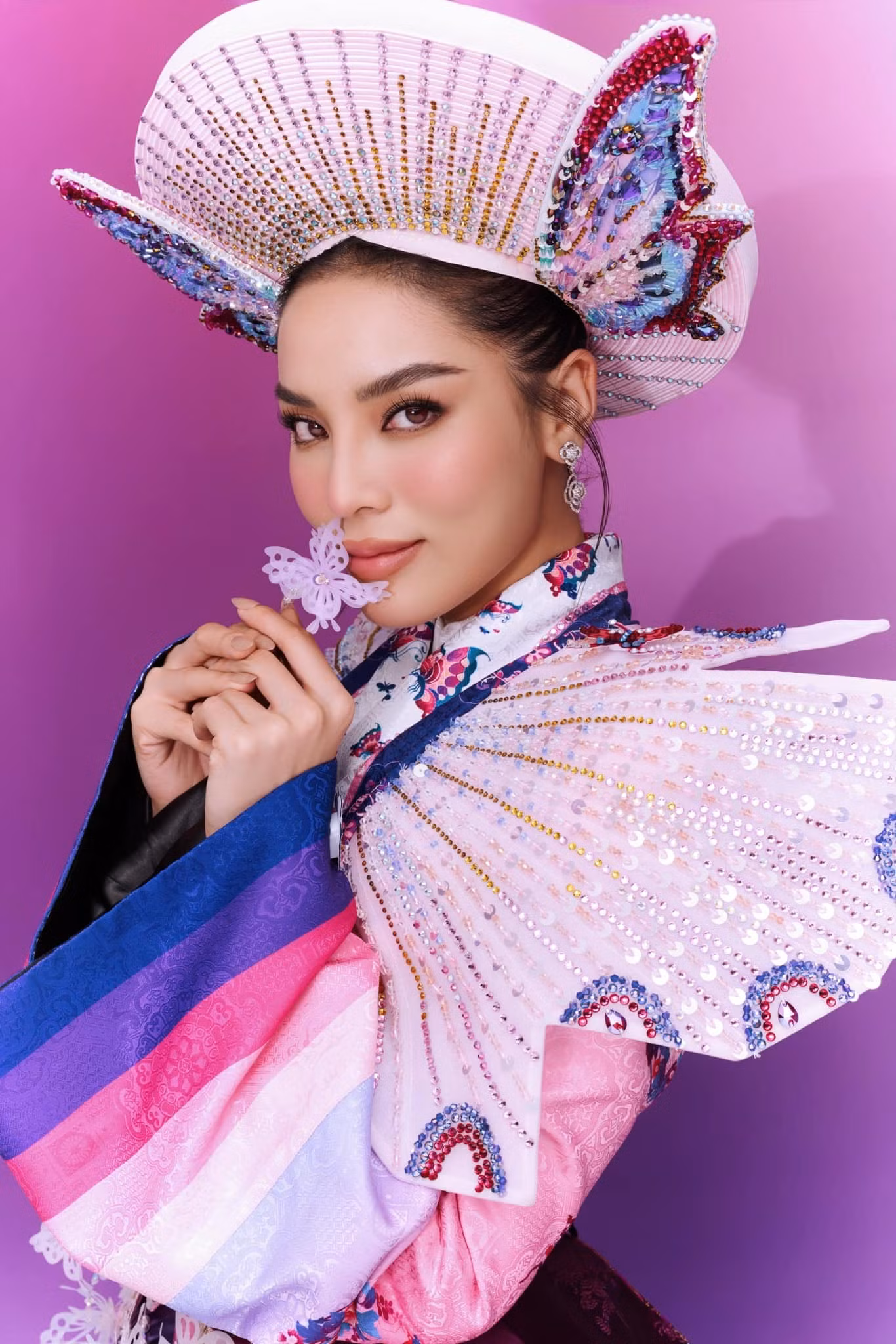 Hoa hậu Kỳ Duyên cũng gặp sự cố với trang phục dân tộc khi đi thi Miss Universe 2024.
