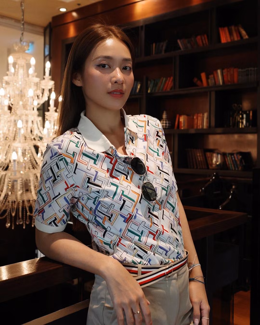 Nữ diễn viên khoe ảnh quảng cáo cho một nhãn hiệu thời trang.