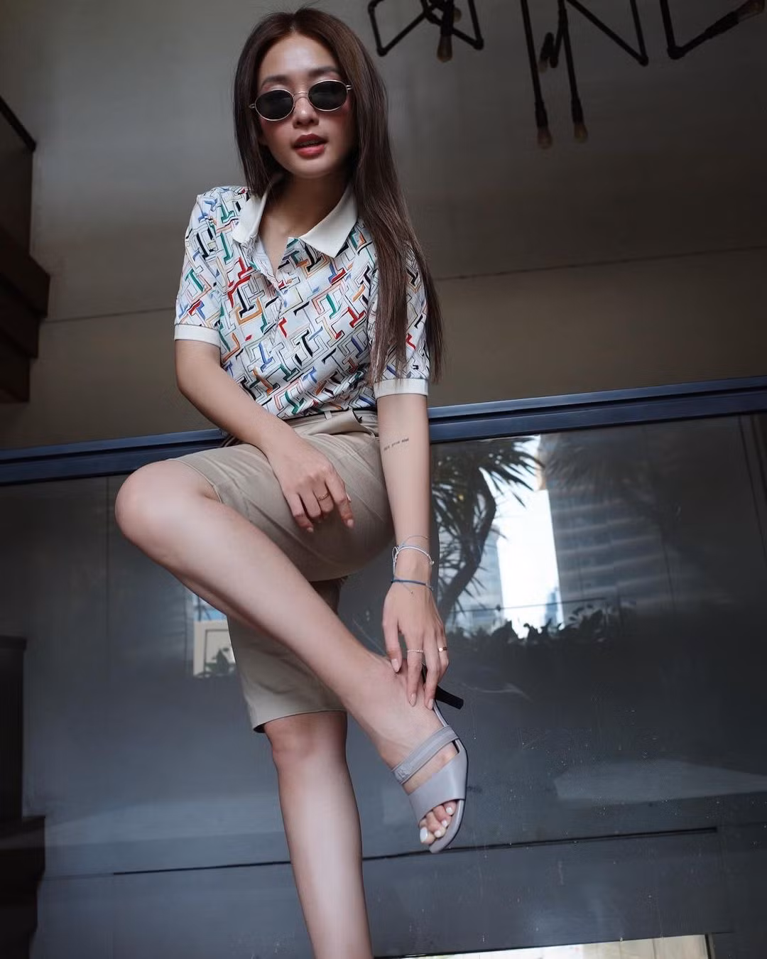 Nữ diễn viên khoe ảnh quảng cáo cho một nhãn hiệu thời trang.