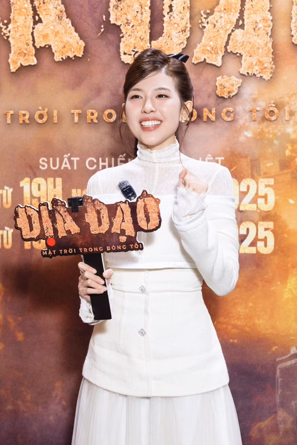 Lamoon còn có hàm răng đẹp như bọc răng sứ. Lamoon còn có hàm răng đẹp như bọc răng sứ.