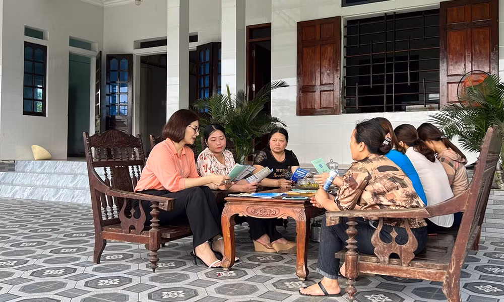Cán bộ BHXH Việt Nam tới tận nhà vận động người dân tham gia BHXH tự nguyện, bảo hiểm y tế. Cán bộ BHXH Việt Nam tới tận nhà vận động người dân tham gia BHXH tự nguyện, bảo hiểm y tế.
