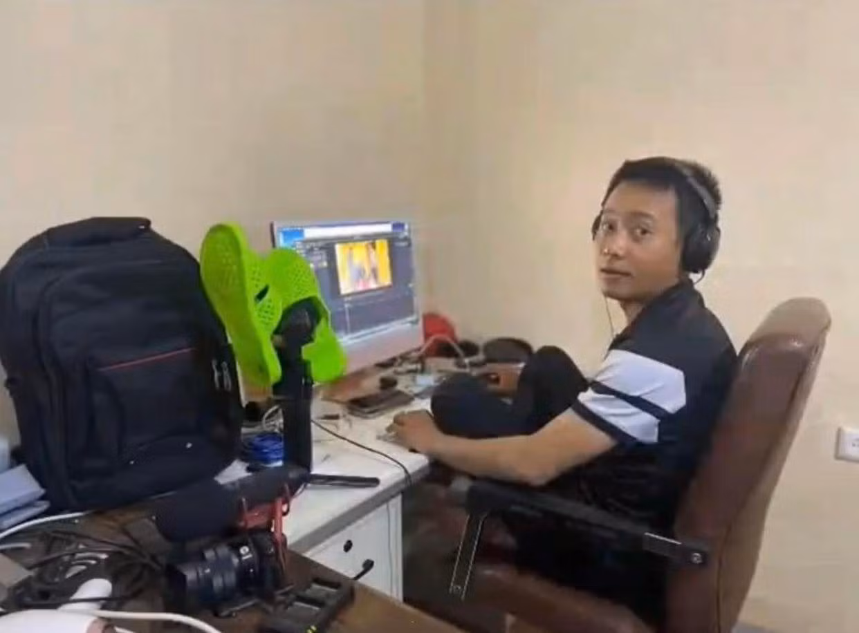 Quang Linh đã rửa sạch và hết sức nâng niu đôi dép Quang Linh đã rửa sạch và hết sức nâng niu đôi dép