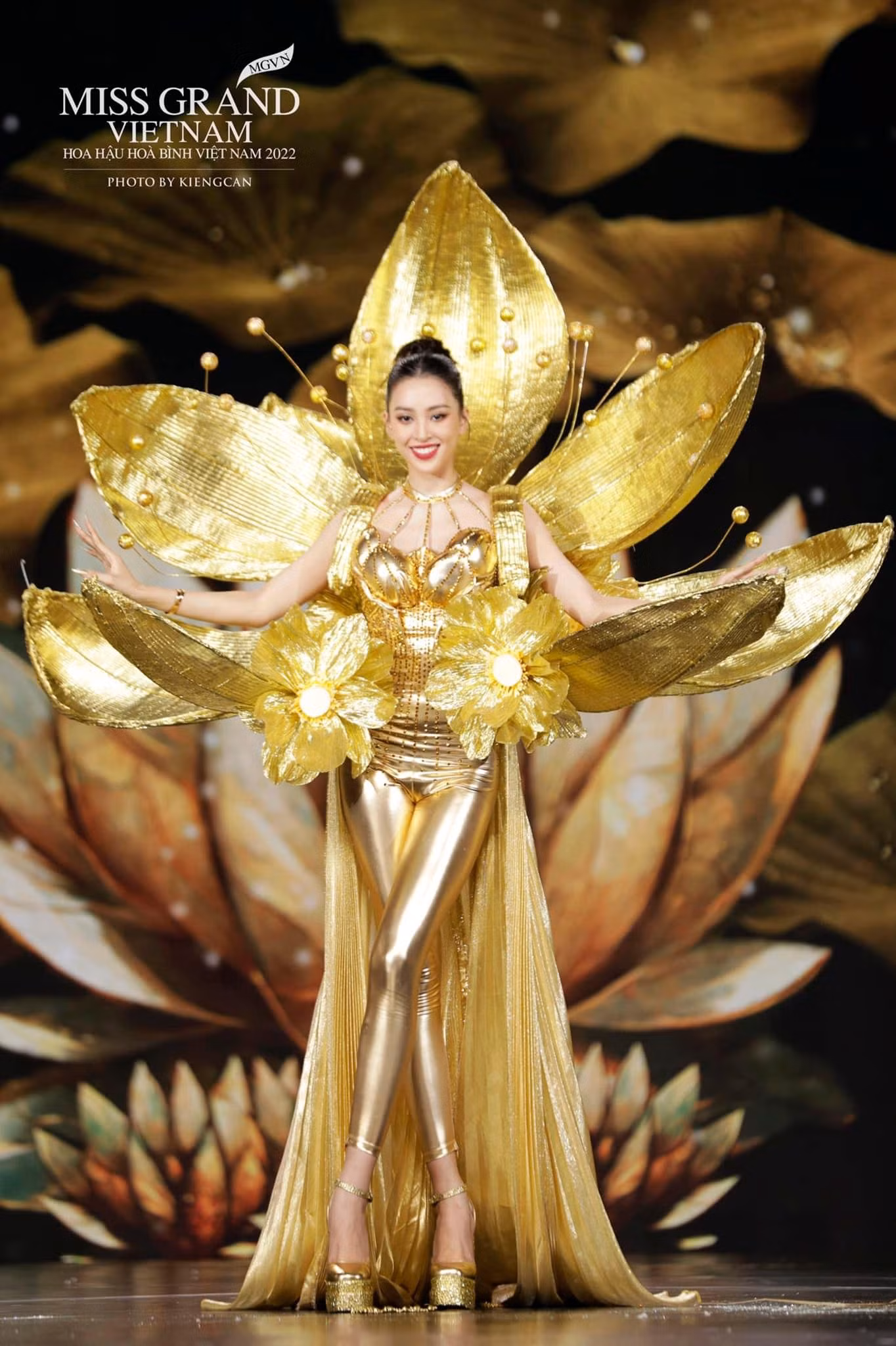 Hoa hậu Tiểu Vy lộng lẫy trong một đêm trình diễn ở Miss Grand Vietnam 2022.