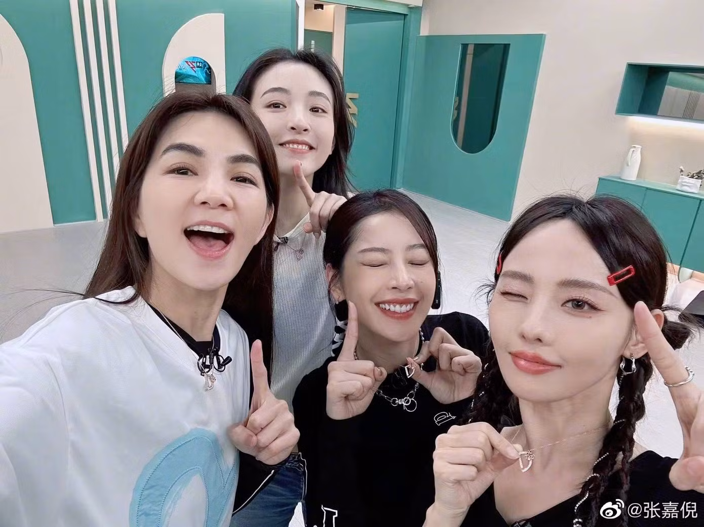 Trương Gia Nghê tặng quà cho cả đội.