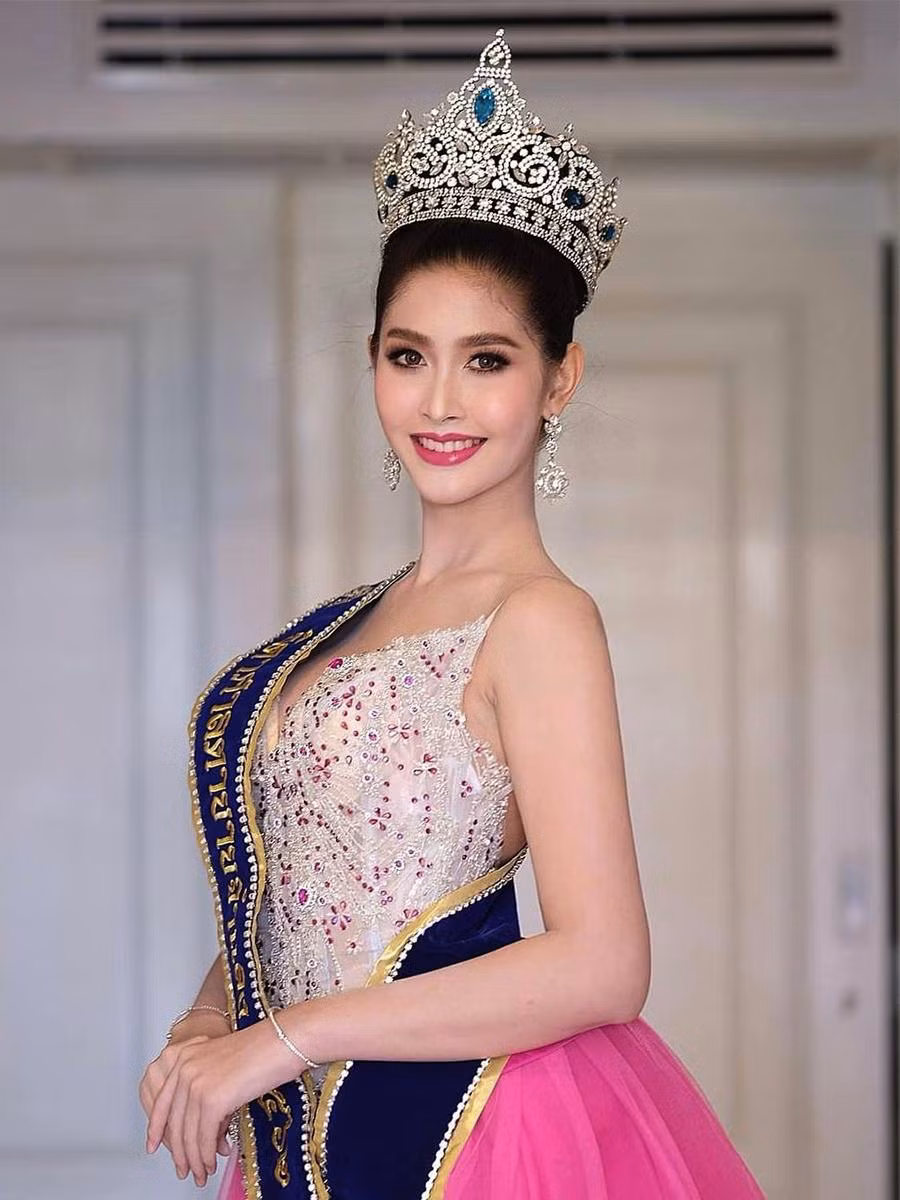 Đại diện của Thái Lan năm nay mới 23 tuổi. Đại diện của Thái Lan năm nay mới 23 tuổi.
