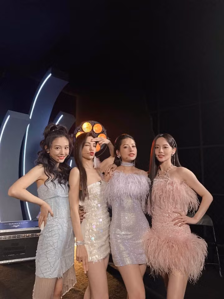 Sau đó stylist gợi ý Chi Pu mặc bộ váy khác.