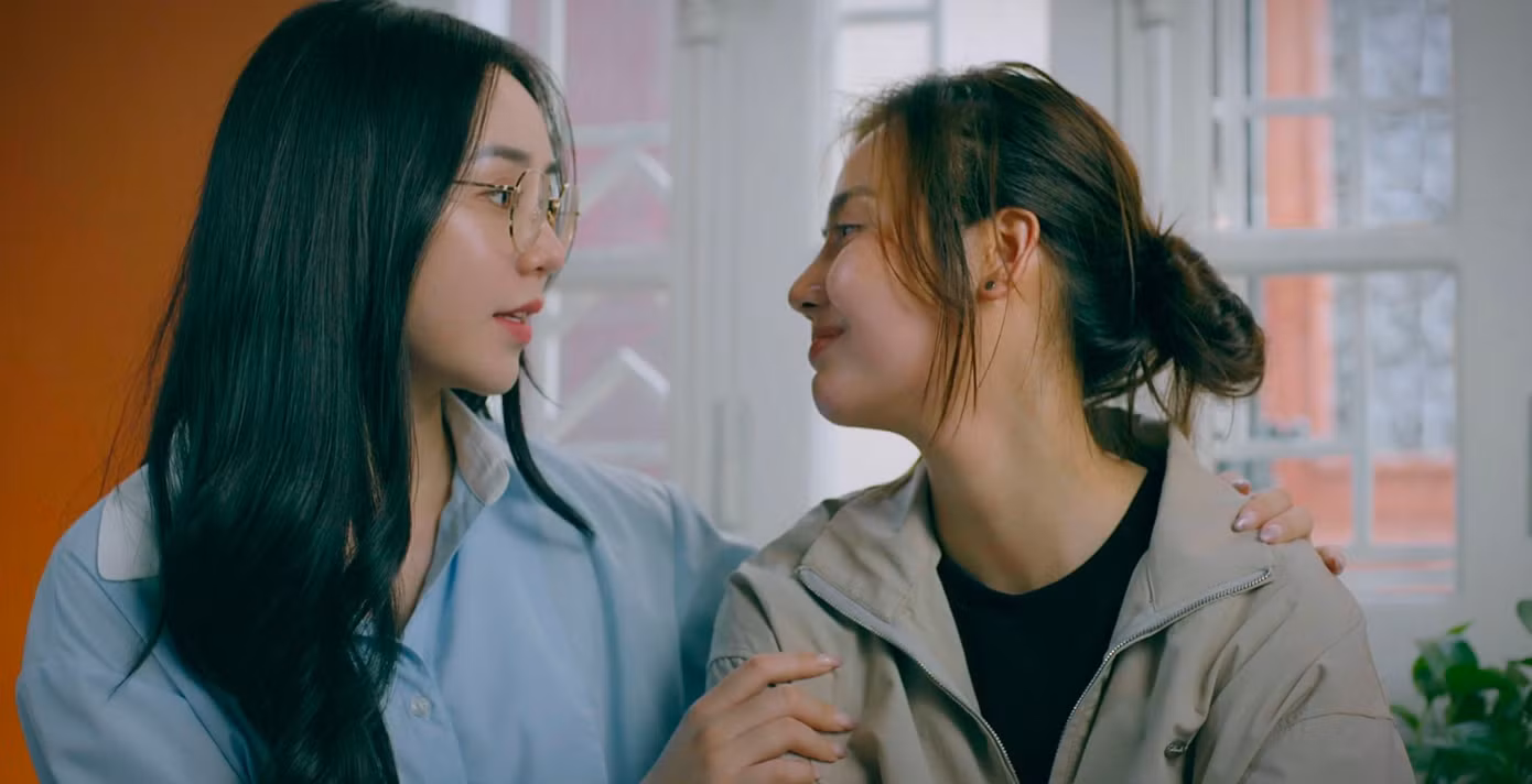 Nguyệt vẫn luôn ở bên quan tâm chăm sóc Dương.