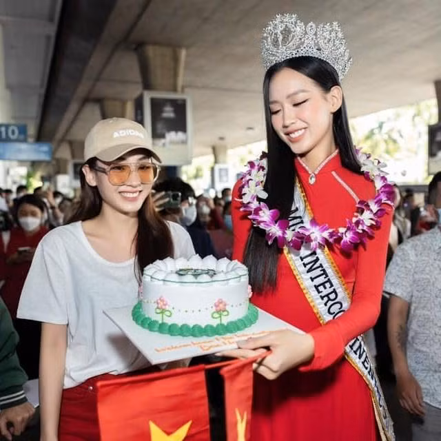 Mai Phương ra sân bay đón Bảo Ngọc về nước