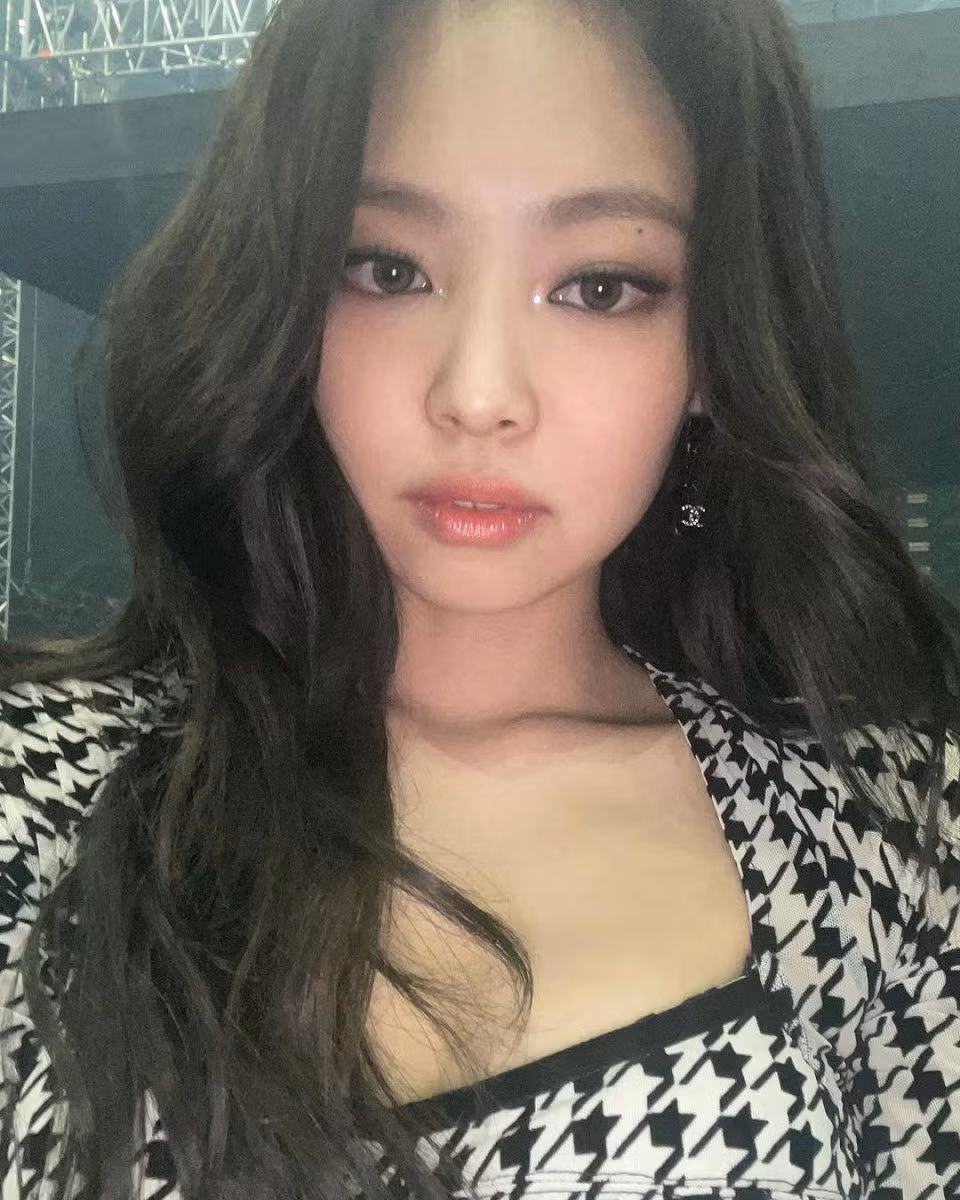 Jennie sở hữu cằm ngắn nên nhìn rất ngây thơ đáng yêu Jennie sở hữu cằm ngắn nên nhìn rất ngây thơ đáng yêu