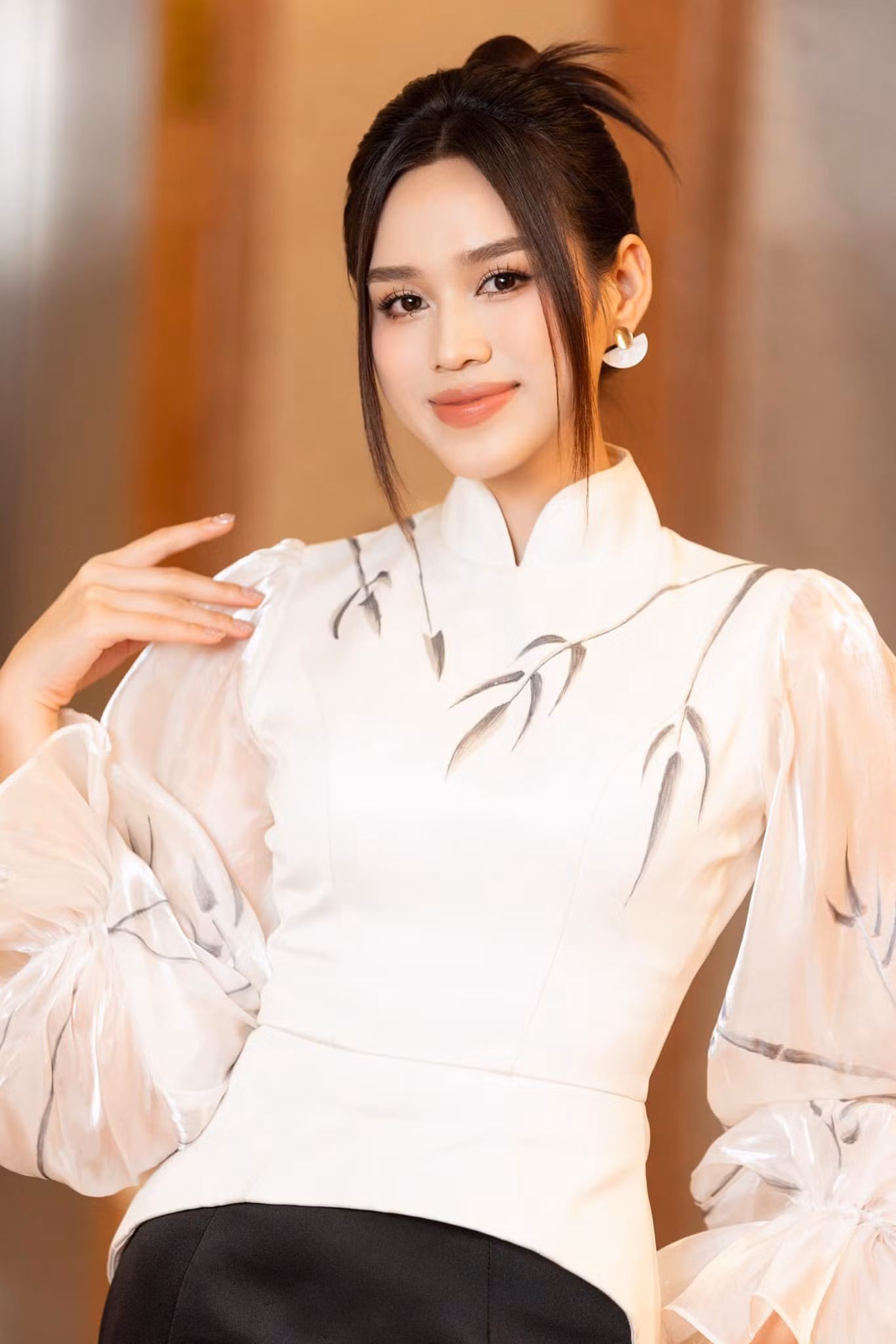 Hoa hậu Đỗ Thị Hà ngày càng xinh đẹp và thành đạt trong sự nghiệp.