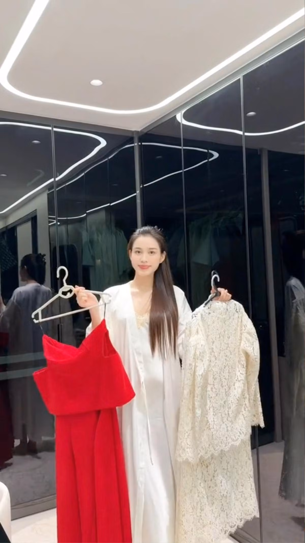 Netizen mong sớm được xem clip rì-viu toàn bộ căn hộ của Hoa hậu Đỗ Thị Hà.