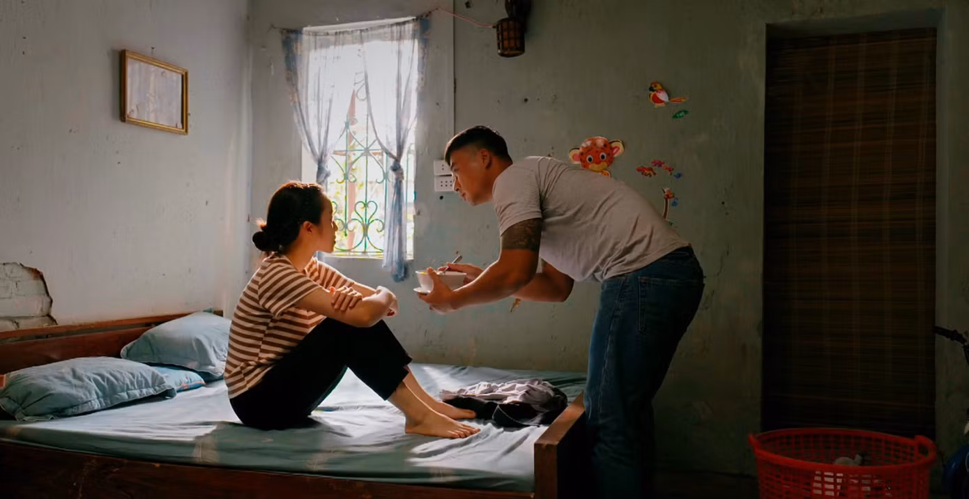 Cô mua quần áo bình dân để vào phim cho chân thực. Cô mua quần áo bình dân để vào phim cho chân thực.