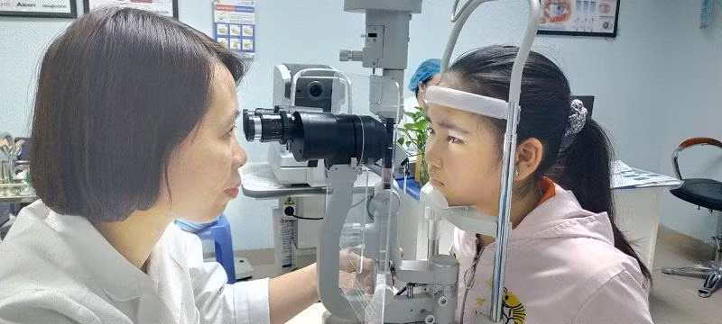 BS Hiền thực hiện kiểm tra kỹ càng cho bé B.T.A sau mỗi lần định kỳ tái khám.