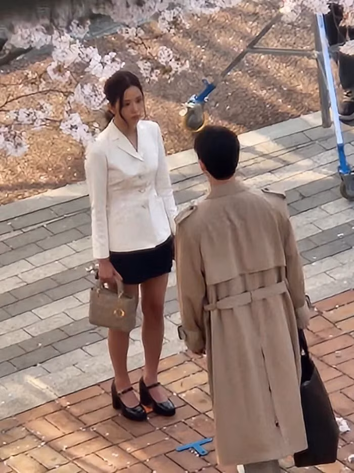 Một tạo hình của Jisoo bị netizen chưa ưng ý.