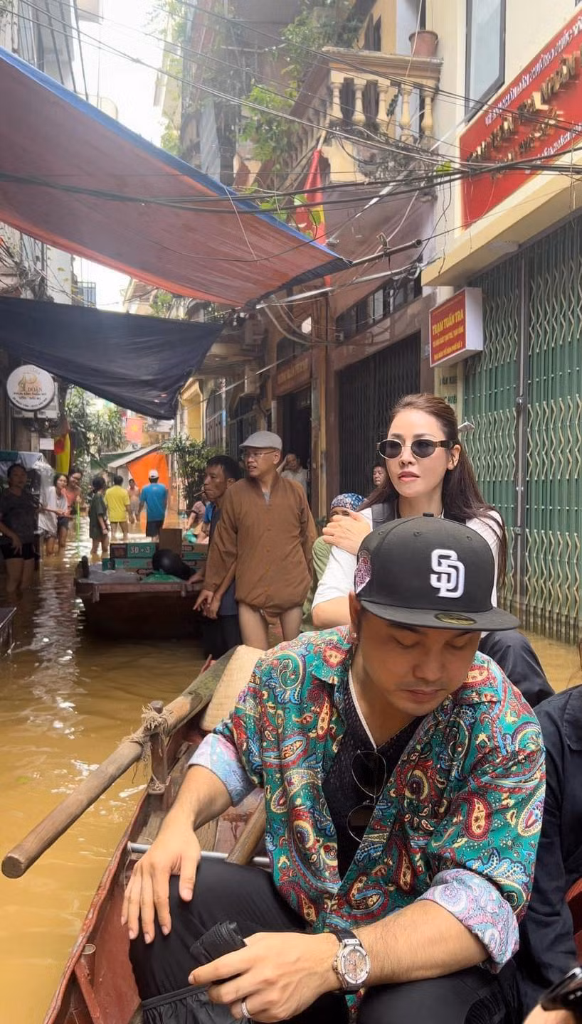 Các nghệ sĩ di chuyển bằng thuyền dù nước ngập không cao.