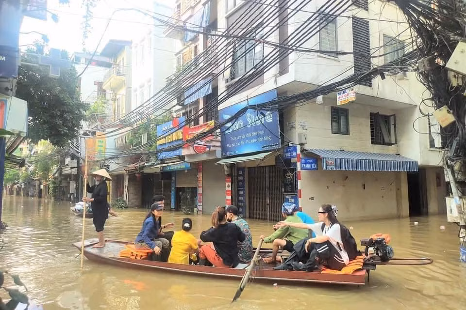 Hình ảnh Quế Vân và vợ chồng Ưng Hoàng Phúc đi làm từ thiện ở Hà Nội.