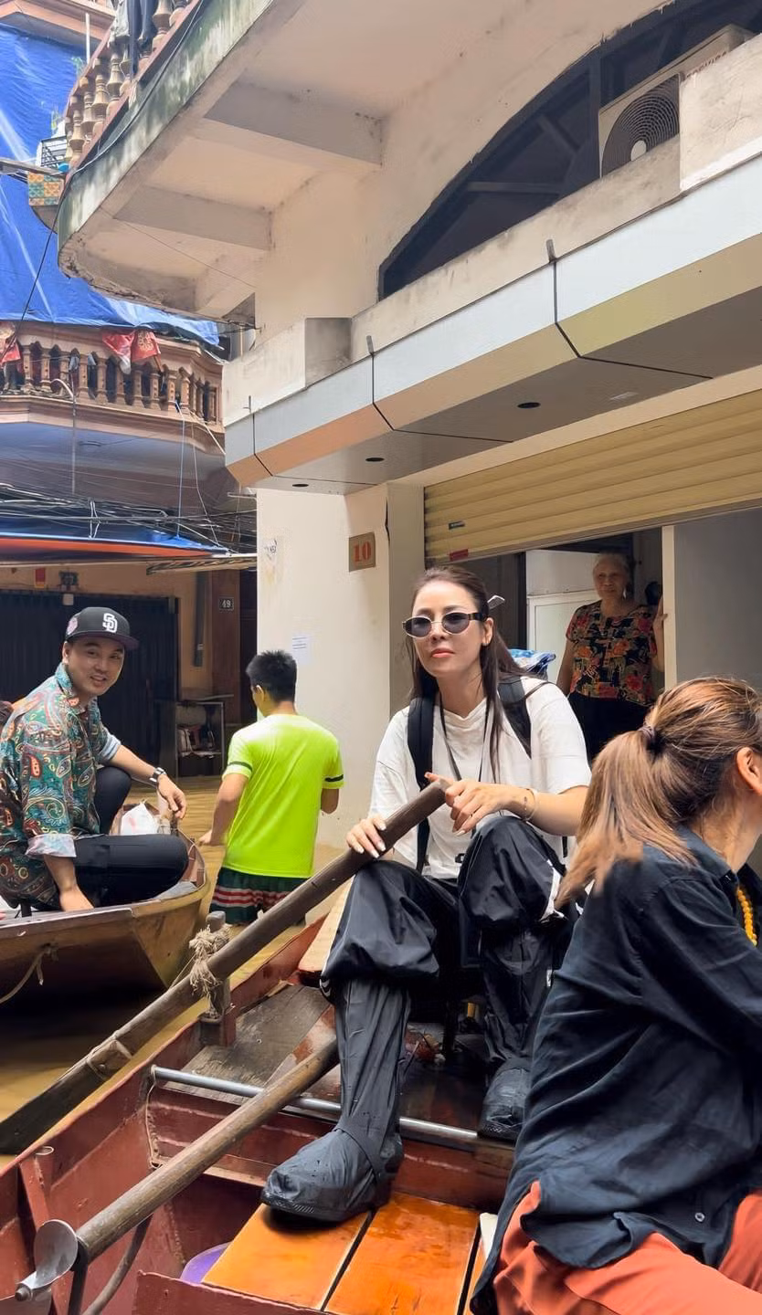 Các nghệ sĩ di chuyển bằng thuyền dù nước ngập không cao.