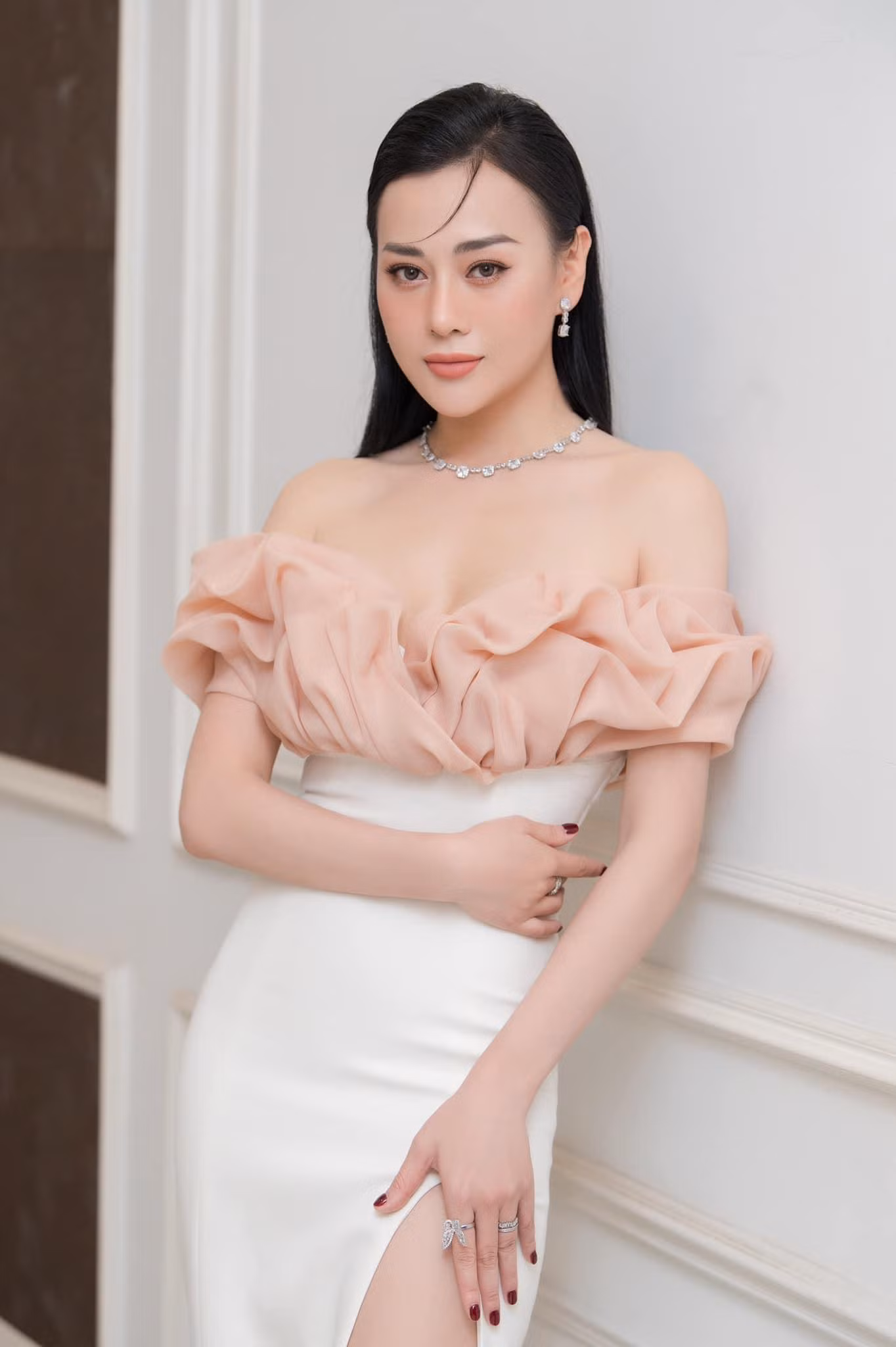 Nữ diễn viên đang ưu tiên cho việc kinh doanh hơn diễn xuất. Nữ diễn viên đang ưu tiên cho việc kinh doanh hơn diễn xuất.