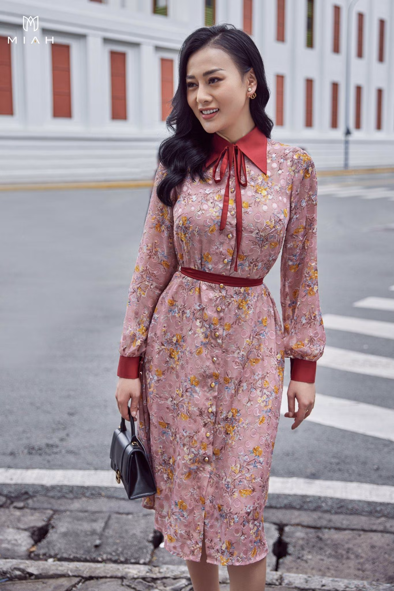 Nữ diễn viên làm người mẫu cho chính nhãn hiệu của mình. Nữ diễn viên làm người mẫu cho chính nhãn hiệu của mình.