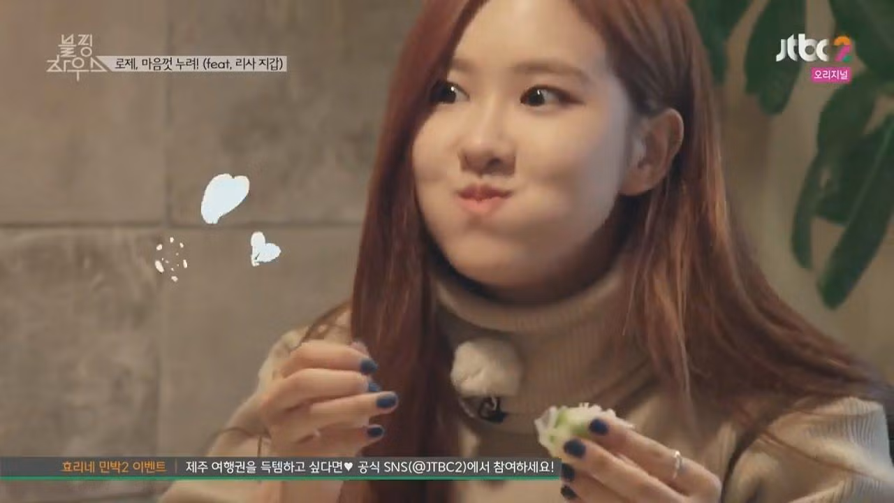 Rosé đáng yêu như Chipmunk khi có đồ ăn ngon
