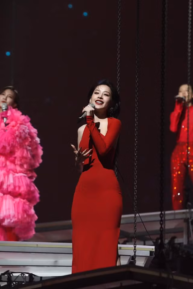 Chi Pu mặc thiết kế Việt Nam trong teaser giới thiệu.