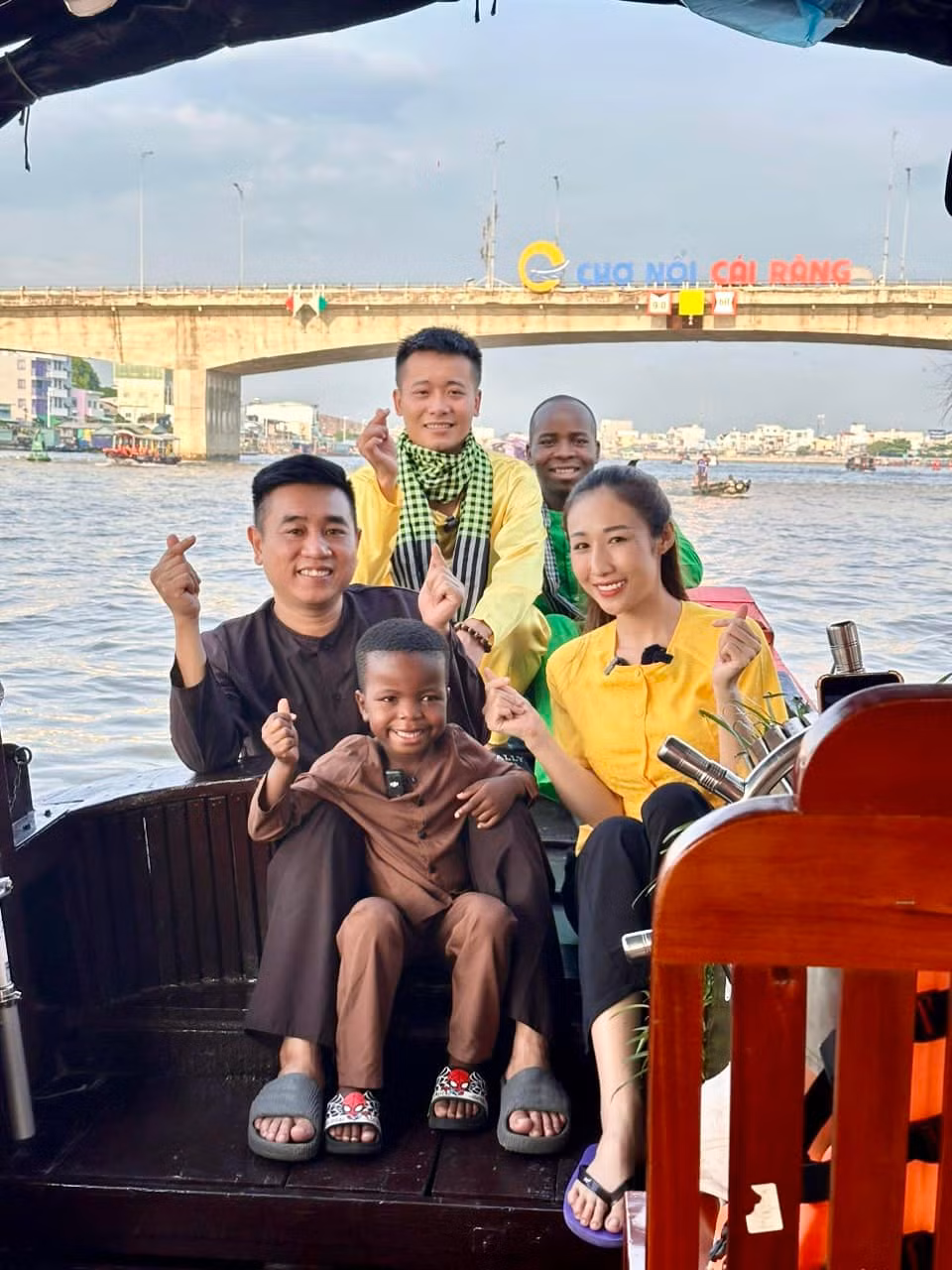 Bé Lôi Con được vi vu khắp Việt Nam đúng như lời hứa của chú Linh. Bé Lôi Con được vi vu khắp Việt Nam đúng như lời hứa của chú Linh.