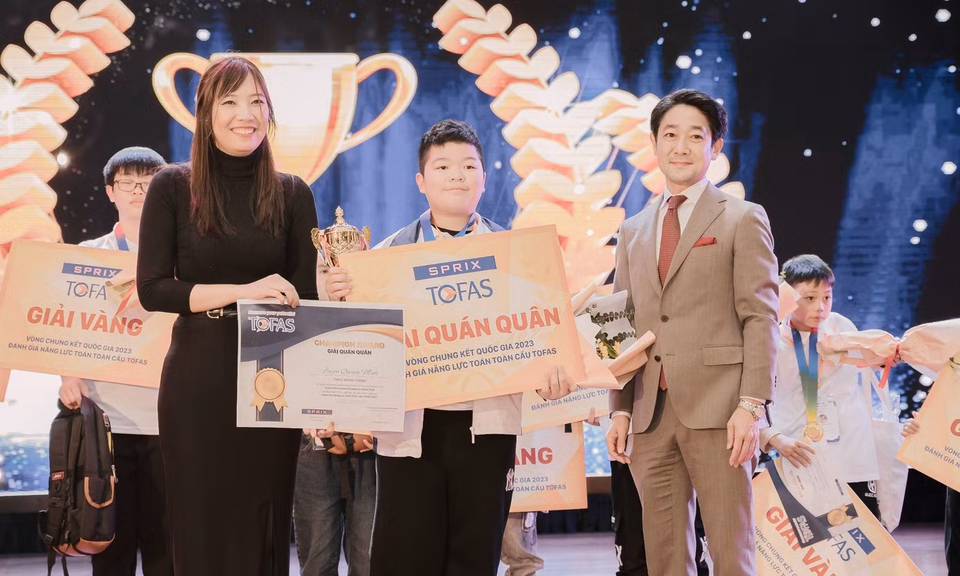 Ông Umeda Shuhei - Giám đốc điều hành Sprix Nhật Bản và Bà Jenny Thảo Lê - Giám đốc điều hành Sprix Việt Nam trao giải Quán Quân.