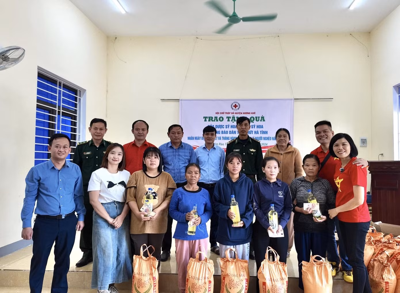 Dược Sỹ Hoài cùng gia đình trao tặng những suất quà đến những hộ có hoàn cảnh khó khăn ở vùng Hương Khê - tỉnh Hà Tĩnh.