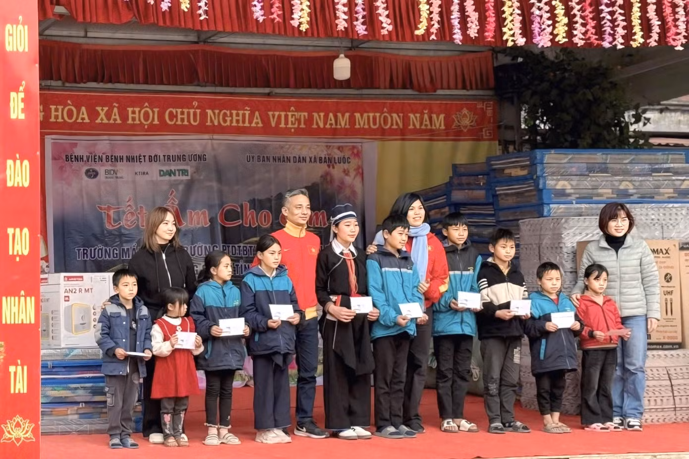 Dược Sỹ Hoài cùng đoàn y bác sĩ trao quà tặng và chăn ấm đến các em nhỏ vùng cao tỉnh Hà Giang.