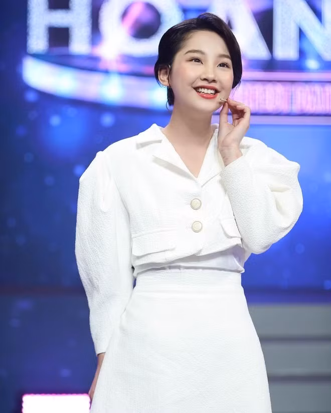 Thu Hà Ceri nổi tiếng khi tham gia show Tỏ Tình Hoàn Mỹ. Thu Hà Ceri nổi tiếng khi tham gia show Tỏ Tình Hoàn Mỹ.