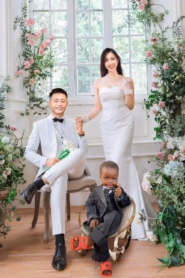 Bộ ảnh ba người đầy vui nhộn được khán giả ghép được lan truyền khắp MXH.