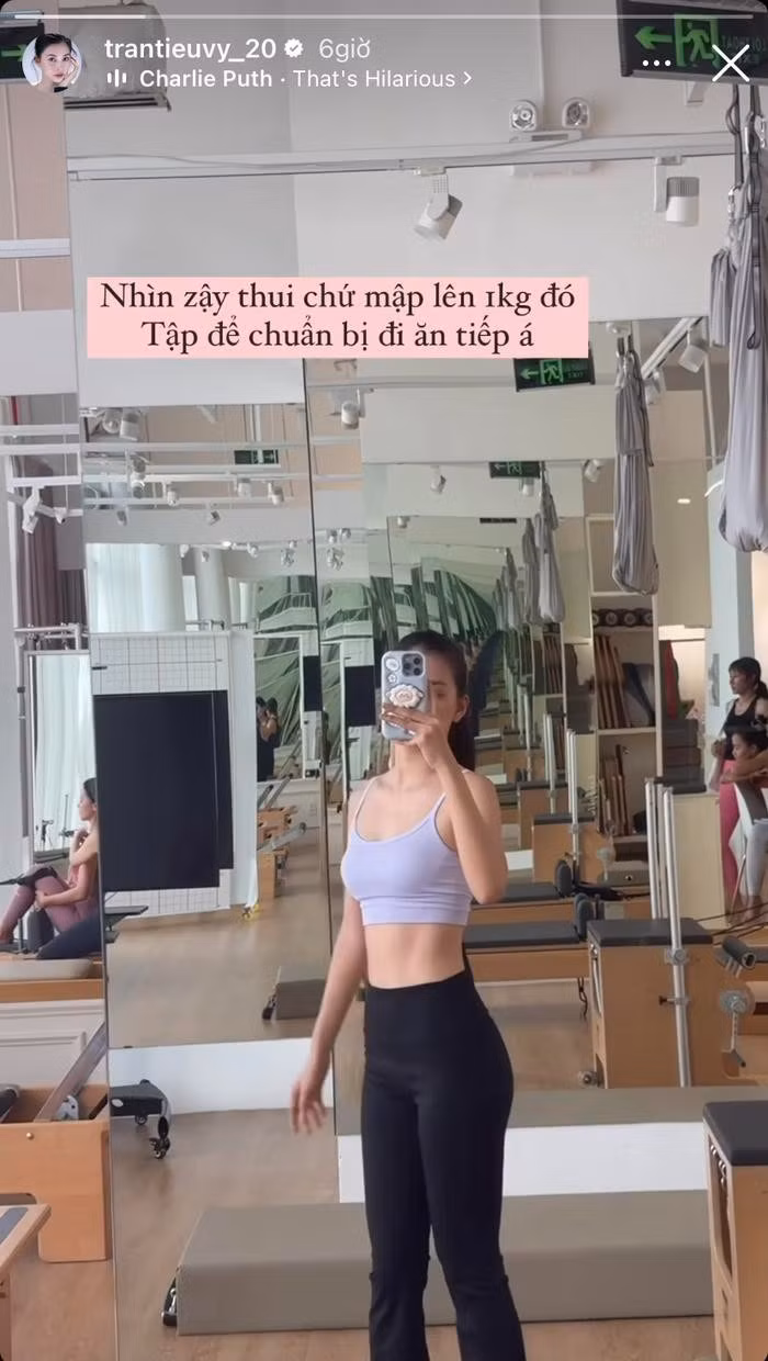 Tiểu Vy than thở khi tăng lên 1 kg dù dáng người vẫn rất thon gọn. Tiểu Vy than thở khi tăng lên 1 kg dù dáng người vẫn rất thon gọn.