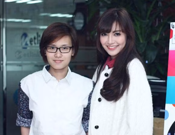 Tiên Cookie và Bích Phương đã đồng hành từ những ngày đầu tiên trong sự nghiệp. Tiên Cookie và Bích Phương đã đồng hành từ những ngày đầu tiên trong sự nghiệp.