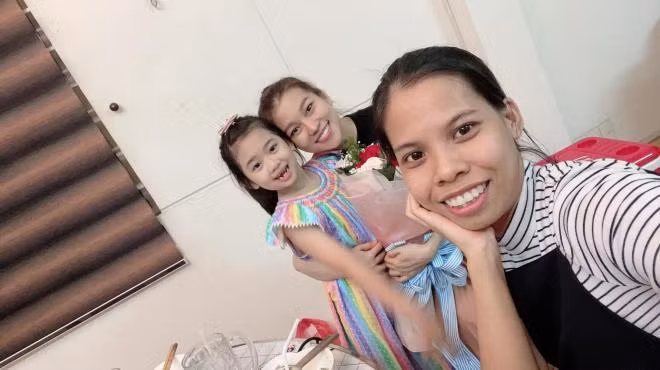 Bảo mẫu luôn chăm Lavie rất chu đáo.