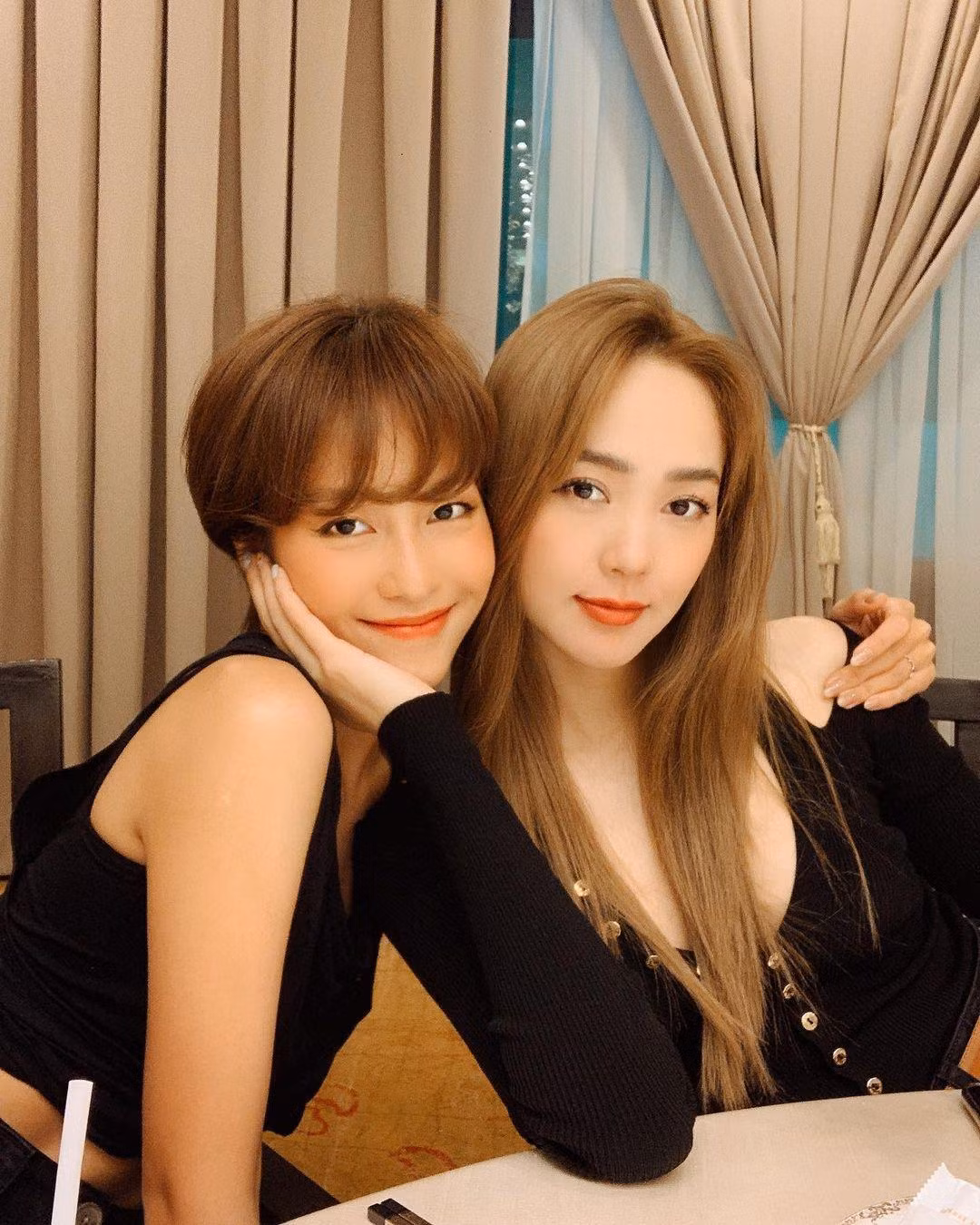 Minh Hằng, Khả Ngân là đôi bạn thân lâu năm của V-biz Minh Hằng, Khả Ngân là đôi bạn thân lâu năm của V-biz