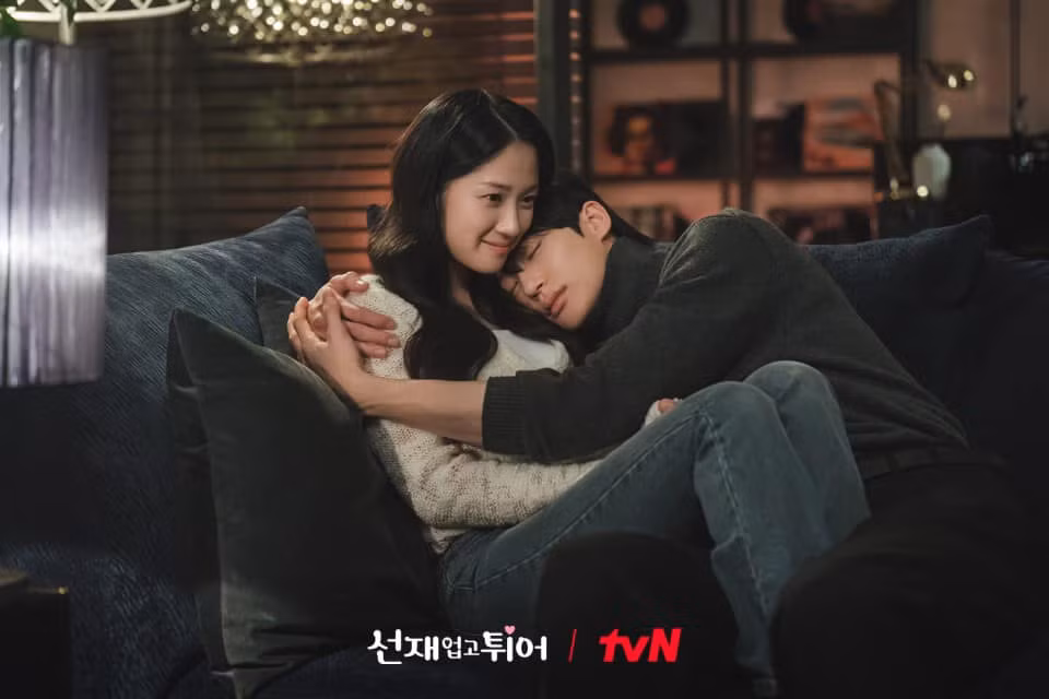 Byeon Woo Seok và Kim Hye Yoon ngọt ngào từ phim đến hậu trường.