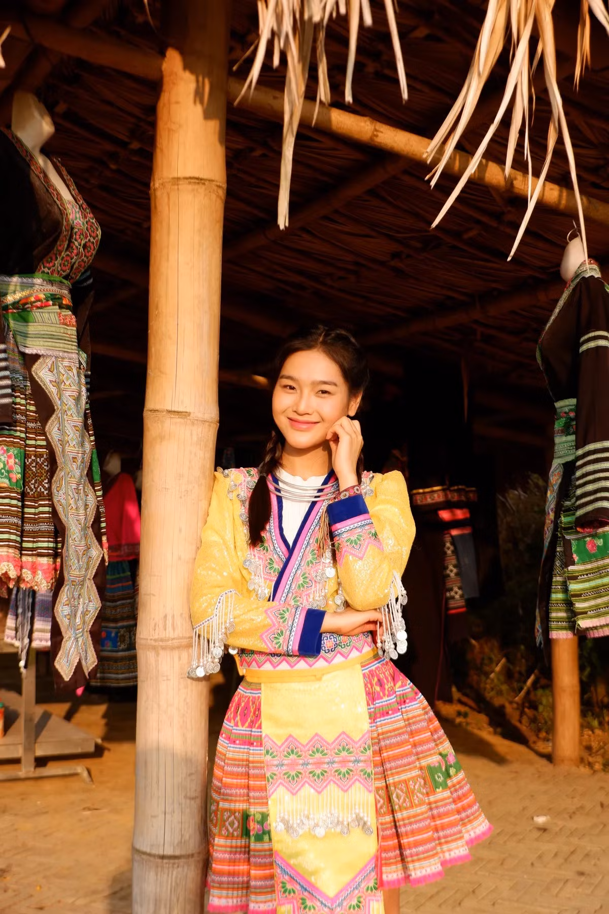 Cù Thị Trà trở thành cô gái người Mông xinh xắn.