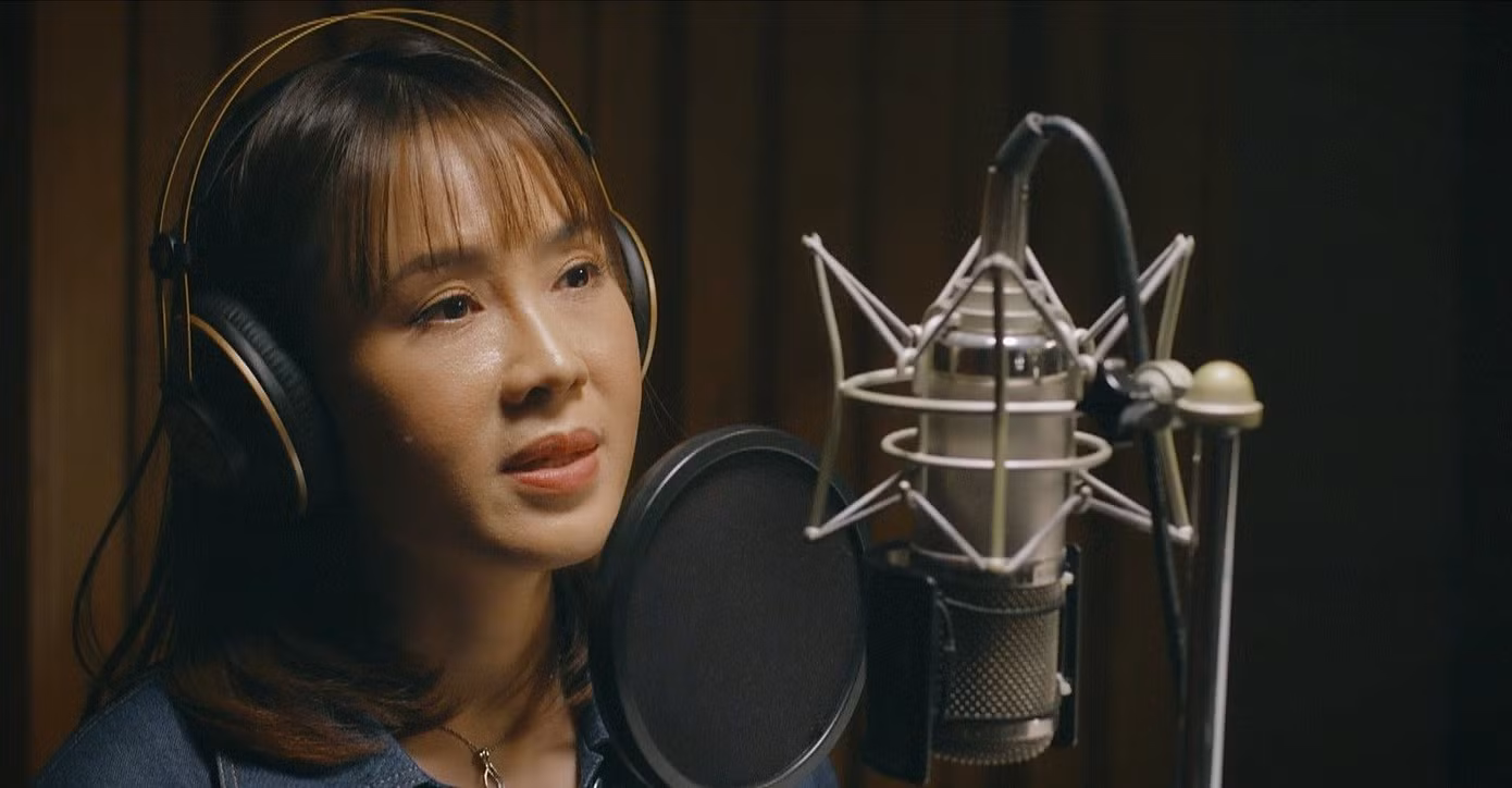 Ngân Hà chủ trì một show phát thanh với mục đích chữa lành. Ngân Hà chủ trì một show phát thanh với mục đích chữa lành.