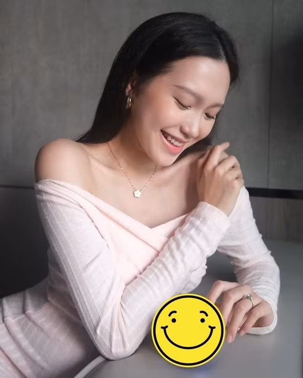 Doãn Hải My lộ vòng 2 tròn trịa trong bức ảnh này.