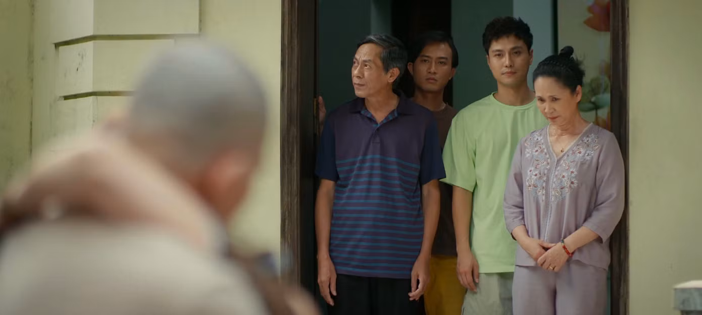 Cả nhà cố nén buồn bã khi nhìn Công cạo trọc trước lúc phẫu thuật.