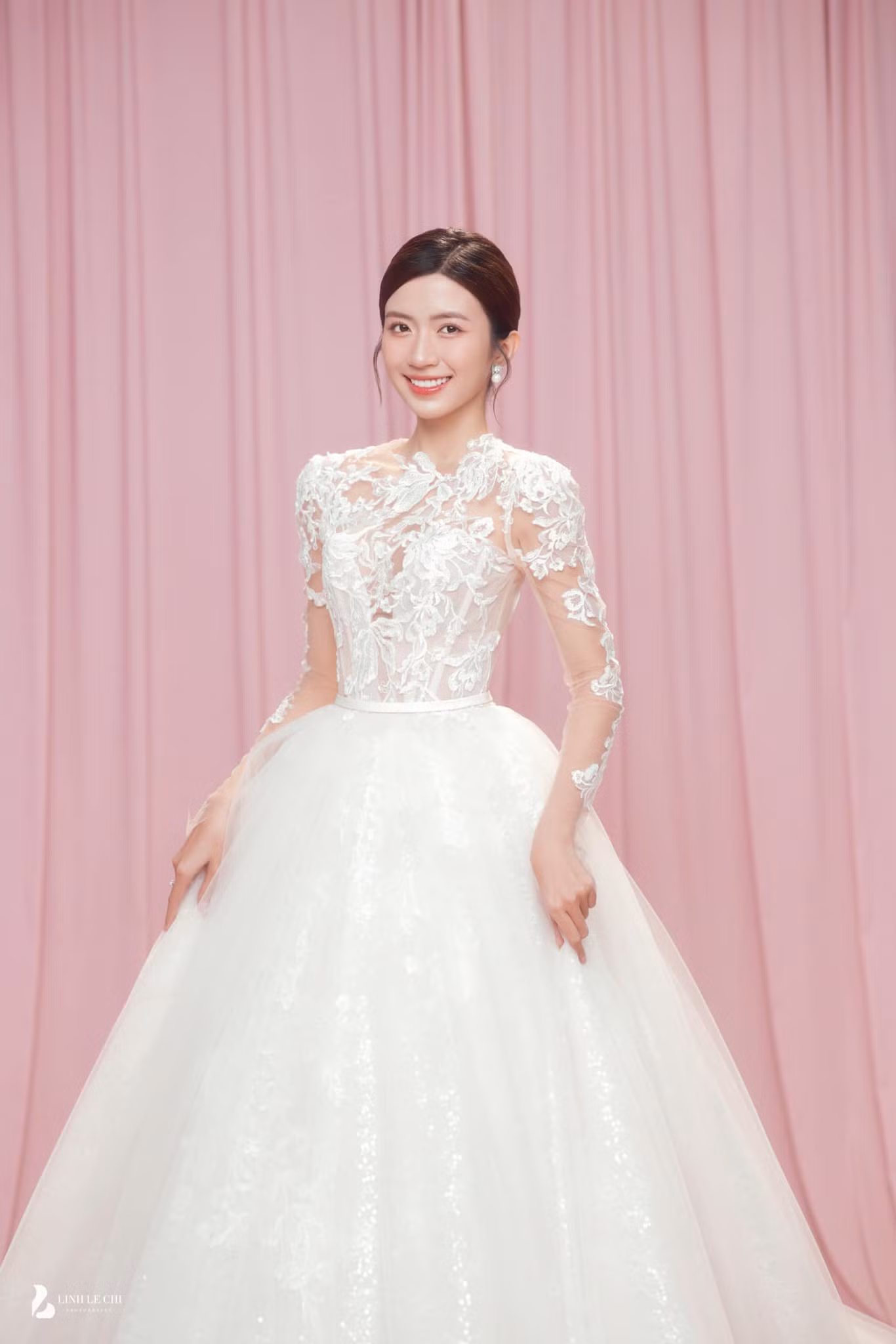 Ngắm loạt váy cưới của Ngọc Huyền: Từ công chúa lộng lẫy đến bông hồng ngọt ngào ảnh 4
