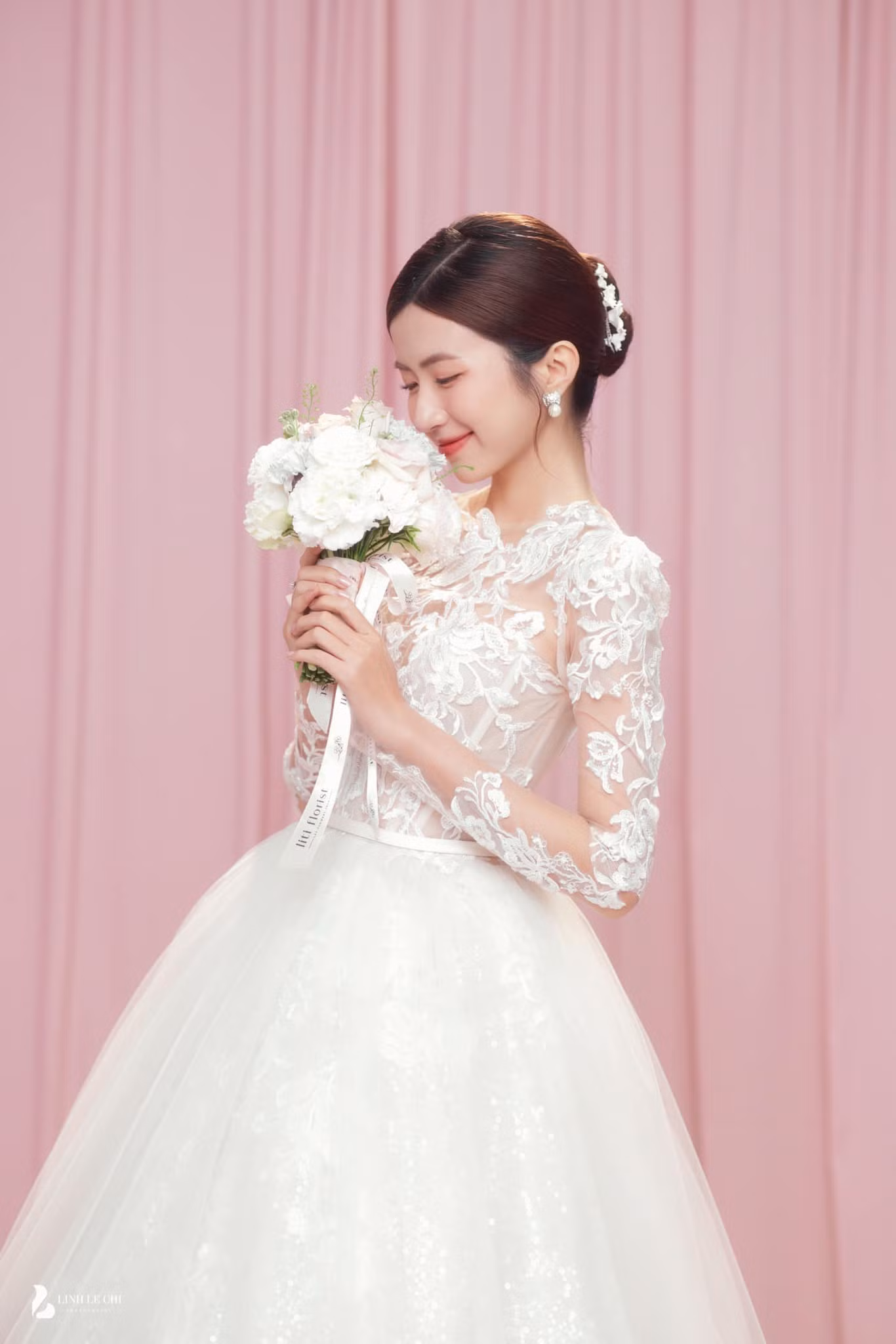 Ngắm loạt váy cưới của Ngọc Huyền: Từ công chúa lộng lẫy đến bông hồng ngọt ngào ảnh 3