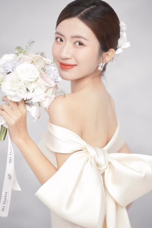 Ngắm loạt váy cưới của Ngọc Huyền: Từ công chúa lộng lẫy đến bông hồng ngọt ngào ảnh 6