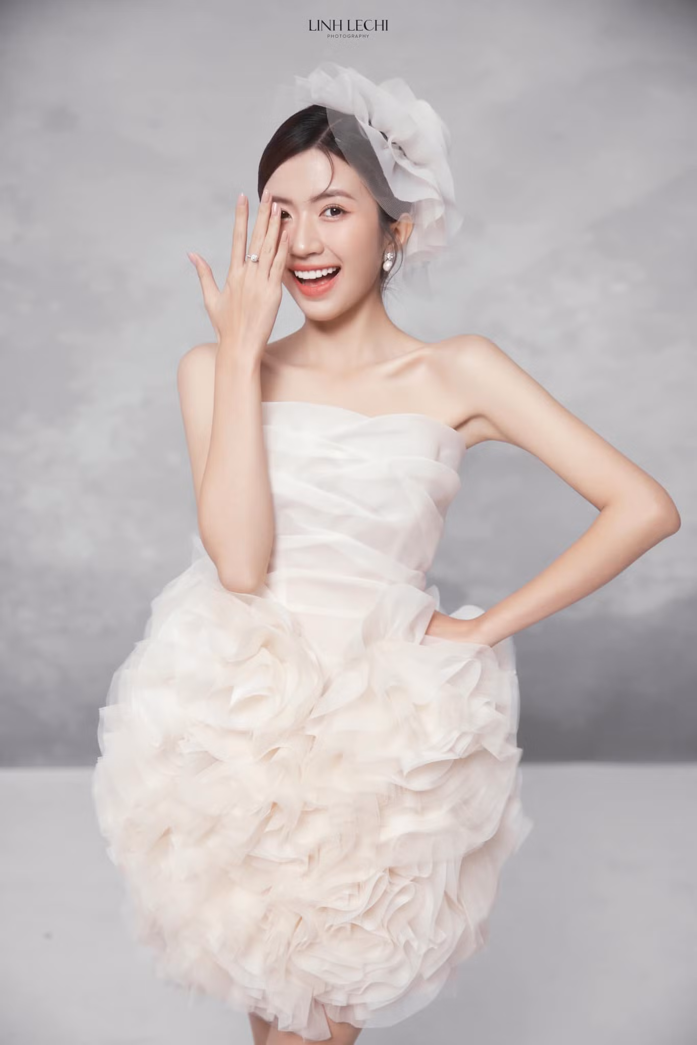Ngắm loạt váy cưới của Ngọc Huyền: Từ công chúa lộng lẫy đến bông hồng ngọt ngào ảnh 8