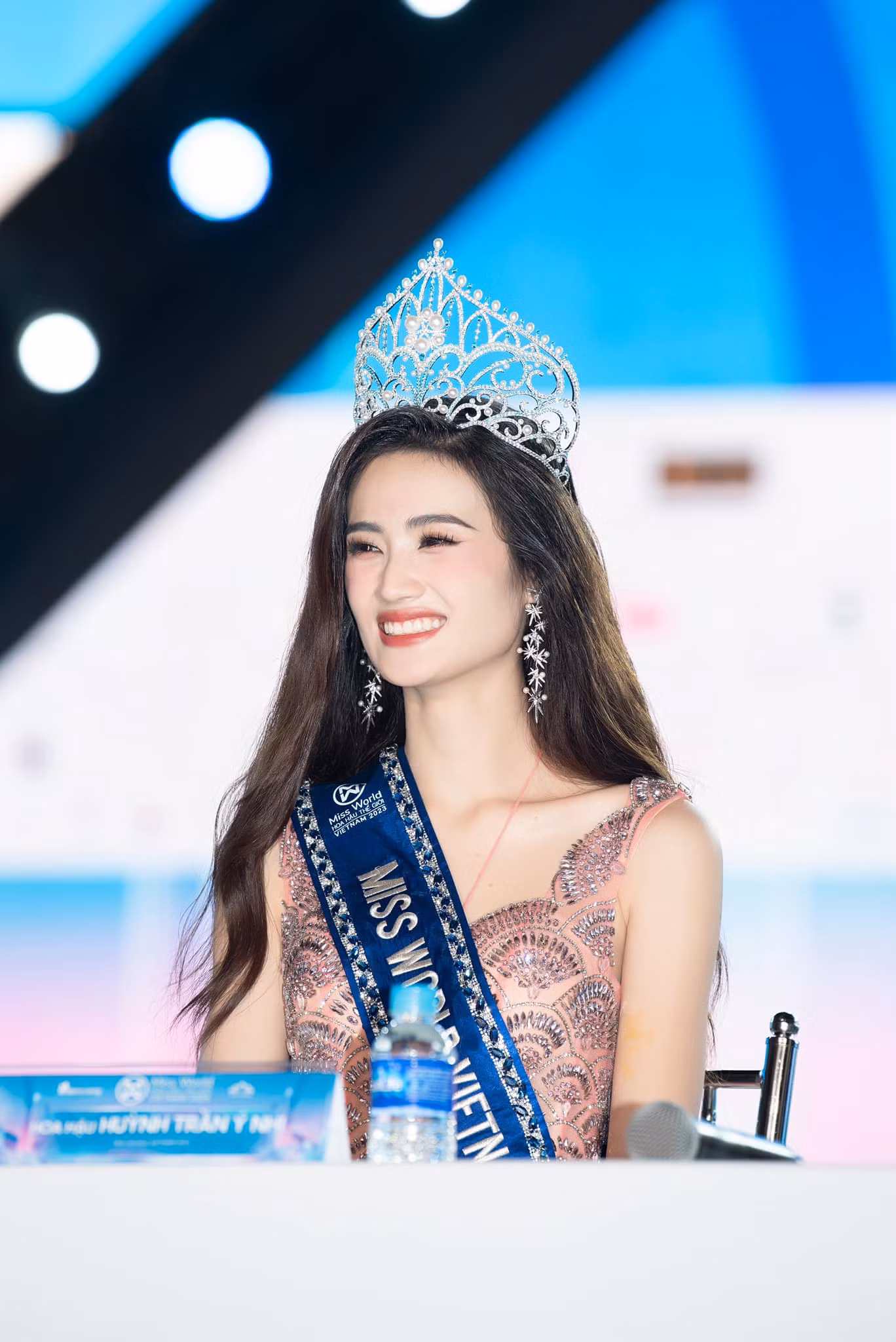 Ý Nhi gặp rắc rối vì những phát ngôn thiếu khéo léo. Ý Nhi gặp rắc rối vì những phát ngôn thiếu khéo léo.