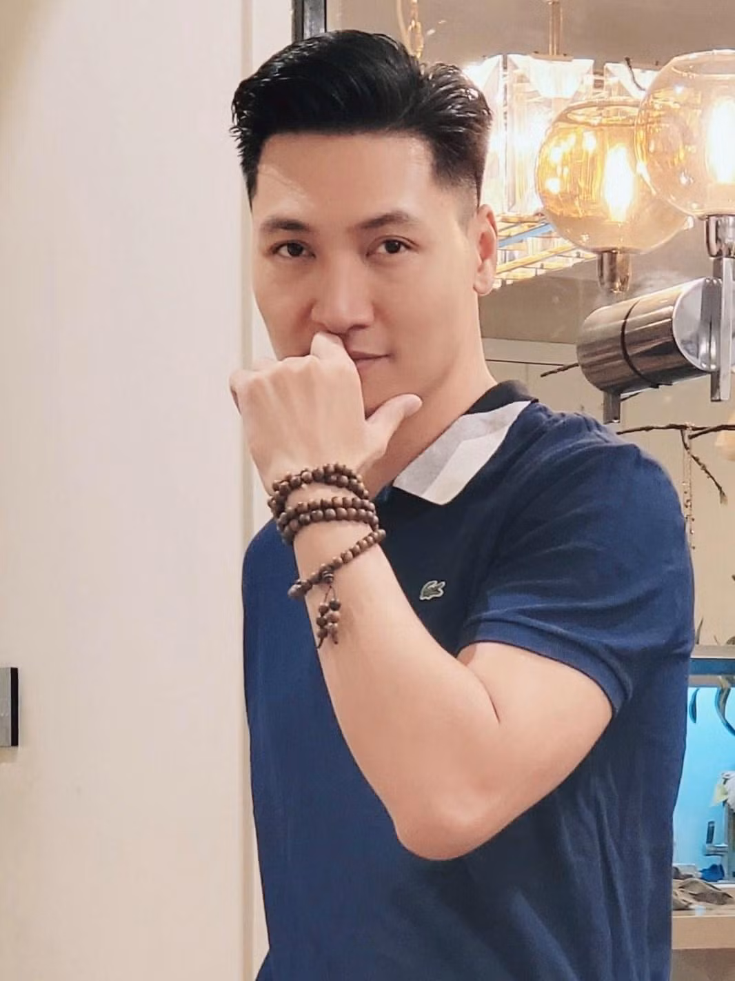 Bàn tay Mạnh Trường thon thả và mịn màng rất đẹp