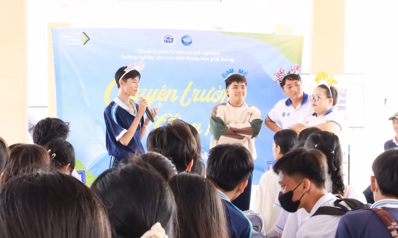 Học sinh Trường THPT U Minh (tỉnh Cà Mau) tham gia tương tác.