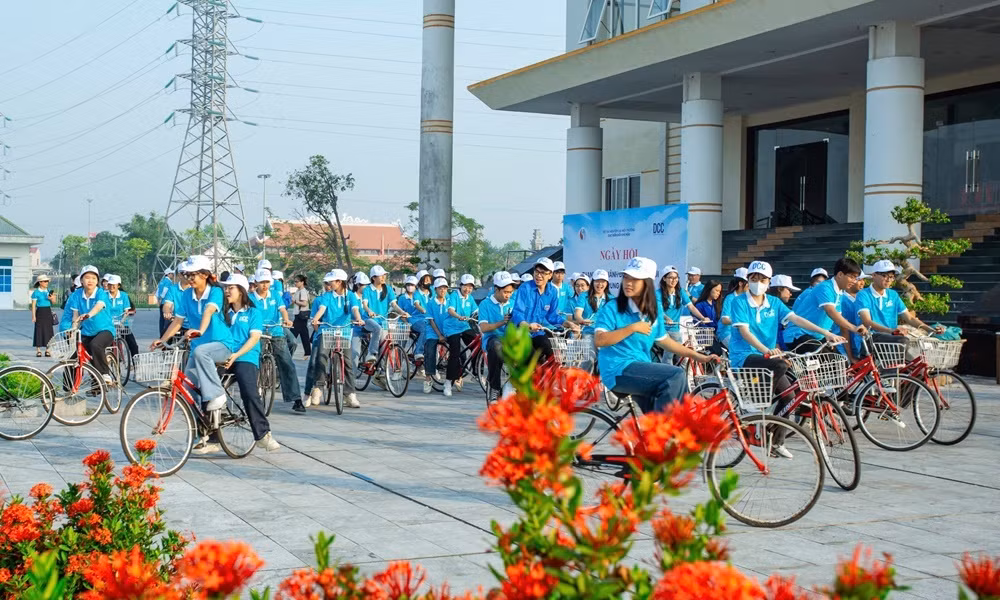 Đạp xe chính là hoạt động giảm khí thải, bảo vệ môi trường. Đạp xe chính là hoạt động giảm khí thải, bảo vệ môi trường.