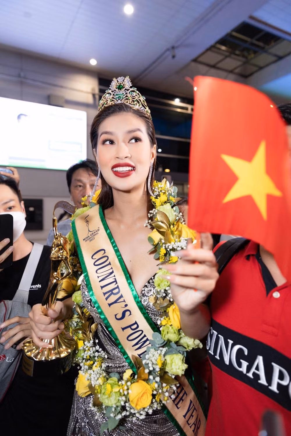 Khán giả đã nhìn thấy chiếc vương miện bị gãy chóp của nàng hậu. Khán giả đã nhìn thấy chiếc vương miện bị gãy chóp của nàng hậu.